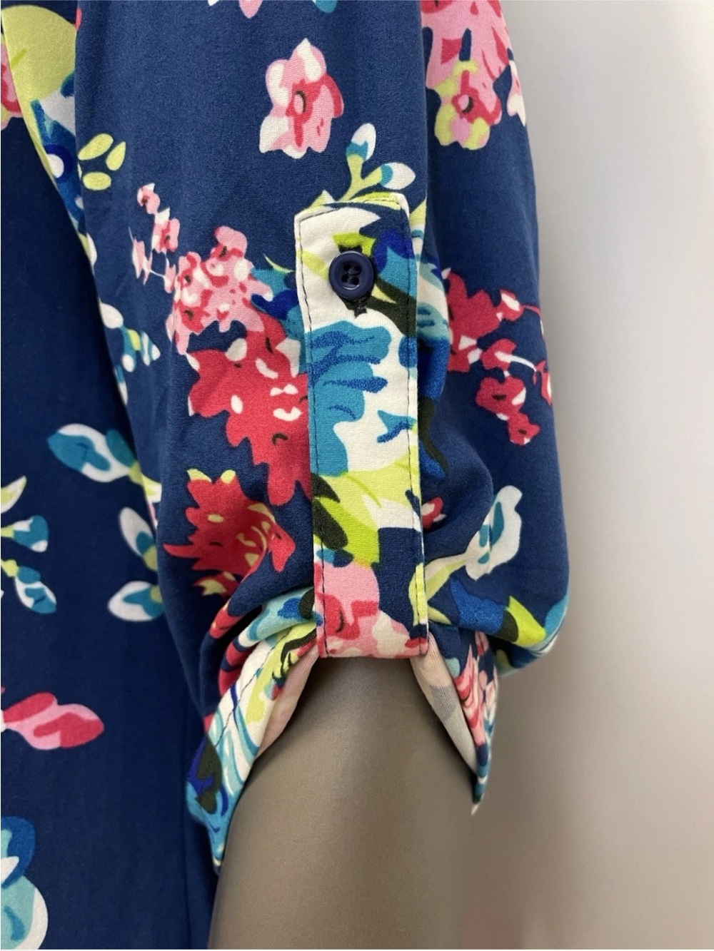 Othyroce Blouse Woman’s 1X Blue Floral Roll Up Sleeve Pleated Back Colorful Work - Picture 7 of 11